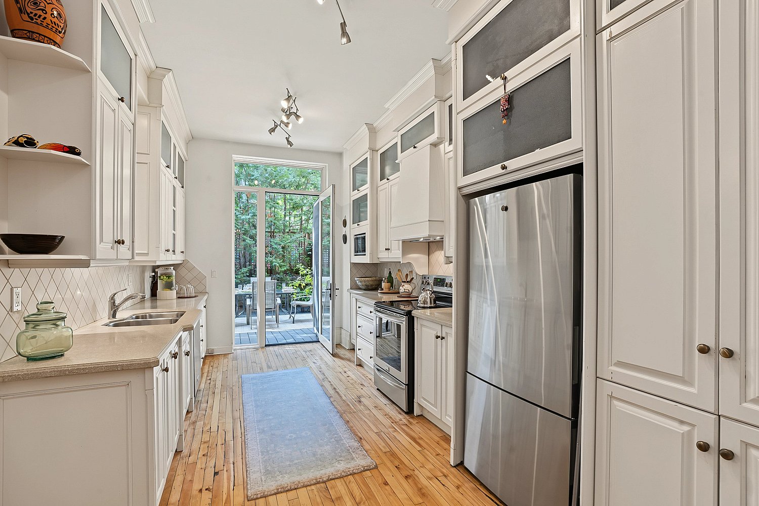 Cuisine lumineuse avec porte-patio sur le jardin - photographe immobilier Montréal