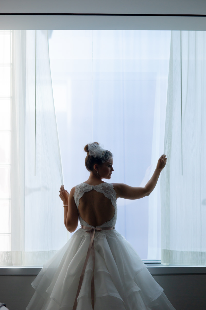Mariée à la fenêtre, photographe de mariage Montréal