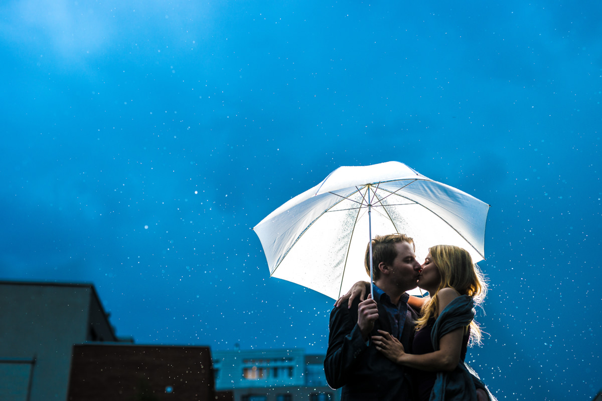 Couple sous un parapluie, ciel étoilé, séance de mariage