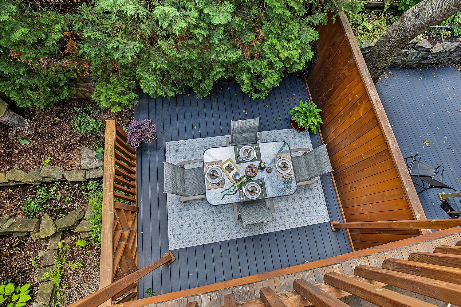Terrasse arrière vue en plongée - photographe immobilier Montréal