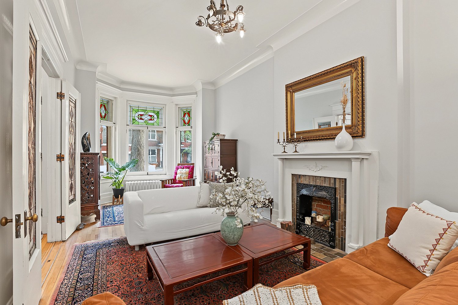 Salon avec foyer et vitraux, photographe immobilier Montréal