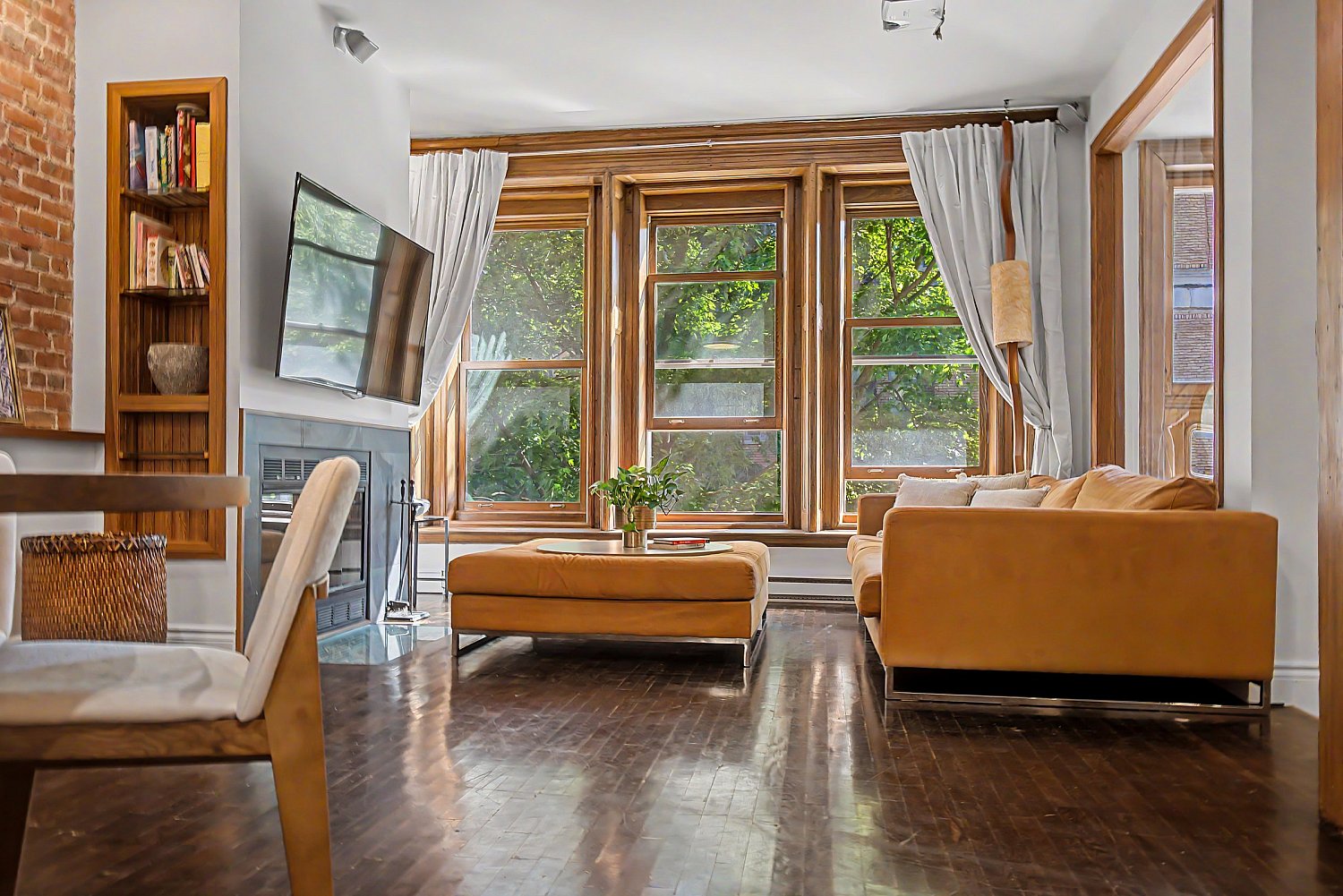 Salon avec grandes fenêtres - photographe immobilier Montréal