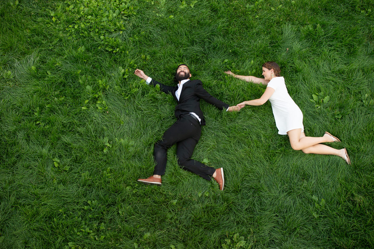 Mariés couchés dans l'herbe, photo de mariage originale