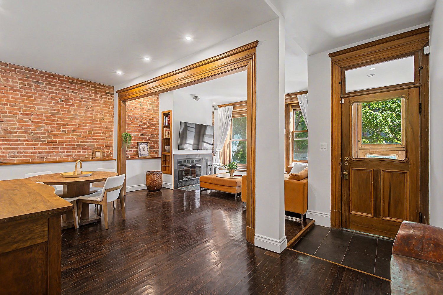 Salle à manger et mur de brique - photographe immobilier Montréal