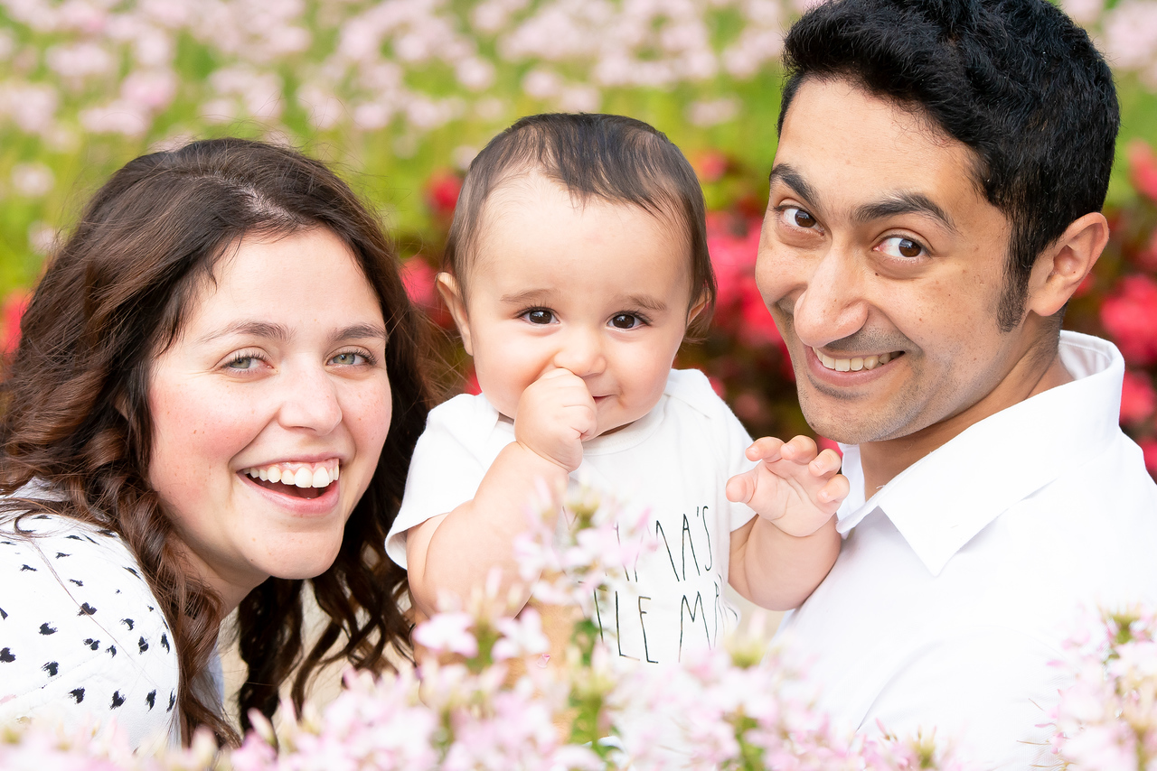 Bébé souriant avec ses parents, photographe famille Montréal