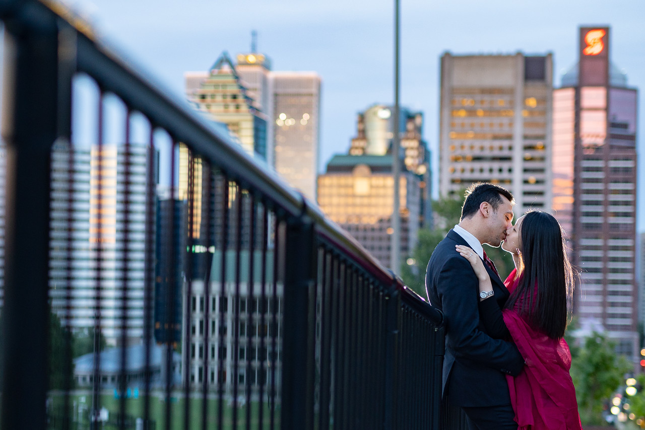 Couple devant le centre-ville de Montréal, séance photo