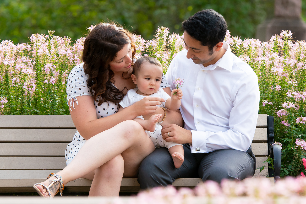 Famille avec bébé dans les fleurs