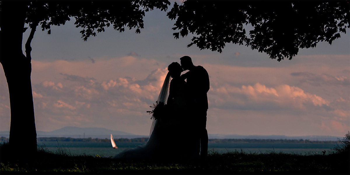 Couple de mariés en silhouette au coucher du soleil, photographe de mariage Montréal